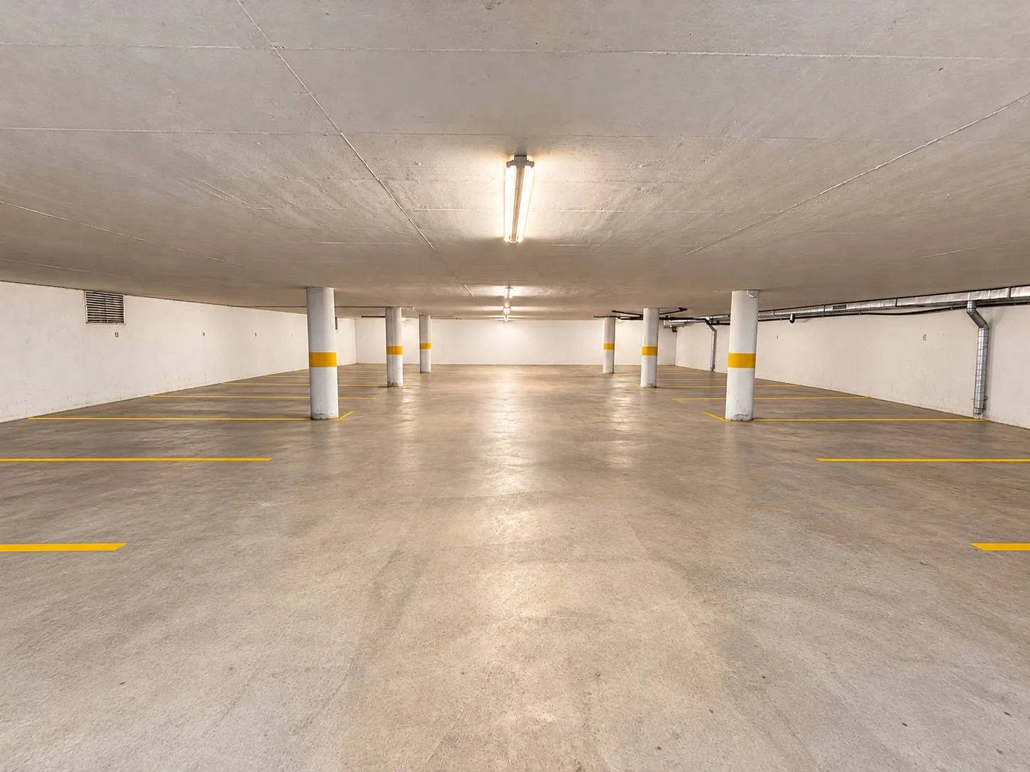 Einstellhalle an der Aarauerstrasse 8 in Reinach AG mit markierten Parkplätzen
